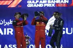 Foto zur News: Carlos Sainz (Ferrari), Charles Leclerc (Ferrari) und Lewis Hamilton (Mercedes)