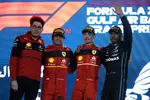 Foto zur News: Mattia Binotto, Carlos Sainz (Ferrari), Charles Leclerc (Ferrari) und Lewis Hamilton (Mercedes)