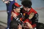 Foto zur News: Charles Leclerc (Ferrari) und Mattia Binotto