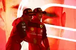 Foto zur News: Carlos Sainz (Ferrari) und Charles Leclerc (Ferrari)