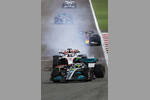 Foto zur News: Lewis Hamilton (Mercedes), Kevin Magnussen (Haas) und Sergio Perez (Red Bull)