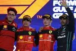 Foto zur News: Mattia Binotto, Carlos Sainz (Ferrari), Charles Leclerc (Ferrari) und Lewis Hamilton (Mercedes)