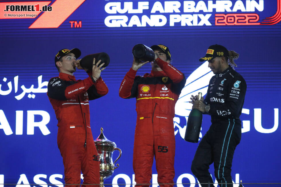 Foto zur News: Carlos Sainz (Ferrari), Charles Leclerc (Ferrari) und Lewis Hamilton (Mercedes)