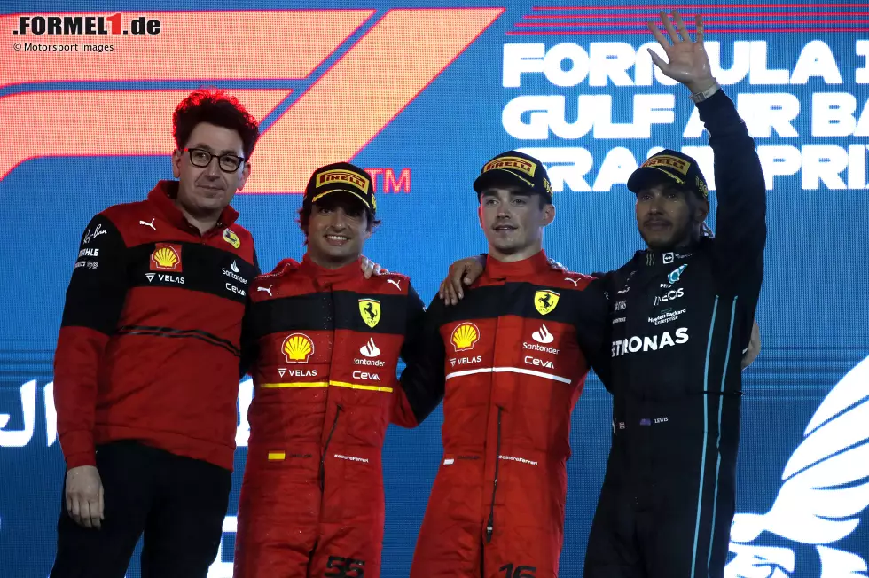 Foto zur News: Mattia Binotto, Carlos Sainz (Ferrari), Charles Leclerc (Ferrari) und Lewis Hamilton (Mercedes)