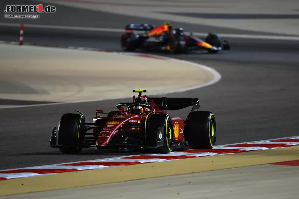 Foto zur News: Carlos Sainz (Ferrari) und Sergio Perez (Red Bull)