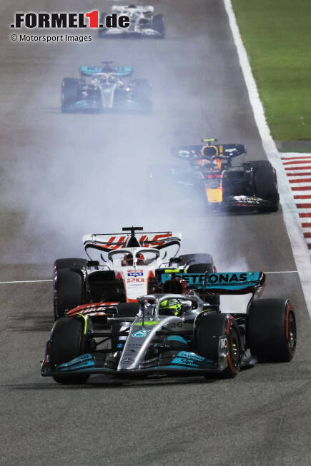 Foto zur News: Lewis Hamilton (Mercedes), Kevin Magnussen (Haas) und Sergio Perez (Red Bull)