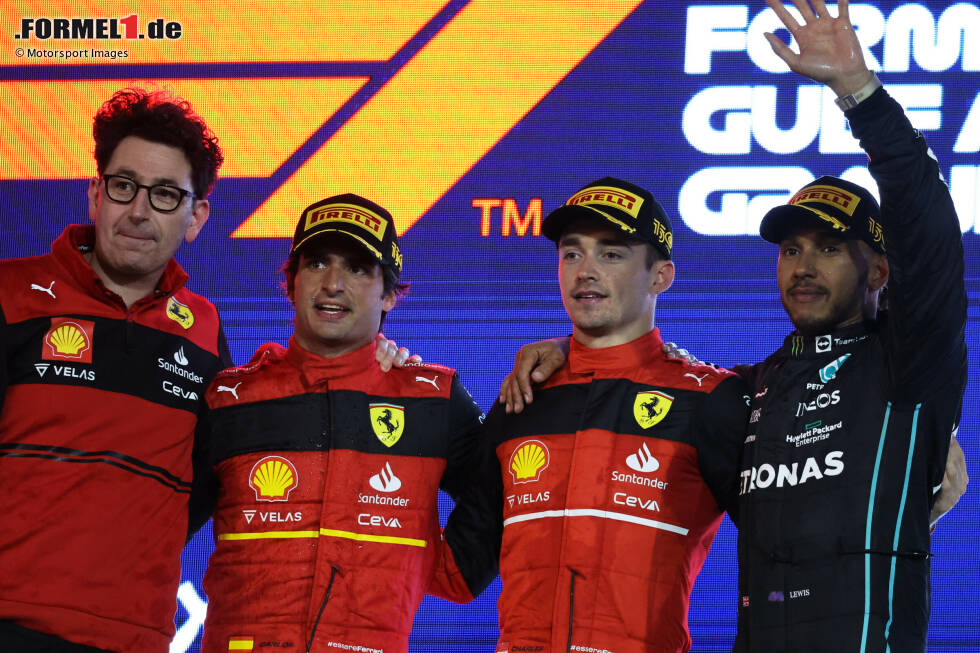 Foto zur News: Mattia Binotto, Carlos Sainz (Ferrari), Charles Leclerc (Ferrari) und Lewis Hamilton (Mercedes)