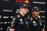 Foto zur News: Max Verstappen (Red Bull) und Sergio Perez (Red Bull)