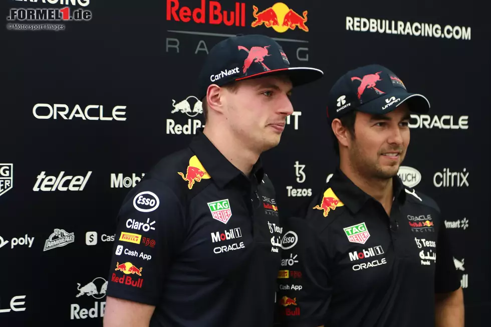 Foto zur News: Max Verstappen (Red Bull) und Sergio Perez (Red Bull)