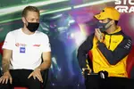 Foto zur News: Kevin Magnussen (Haas) und Daniel Ricciardo (McLaren)