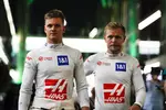 Foto zur News: Mick Schumacher (Haas) und Kevin Magnussen (Haas)