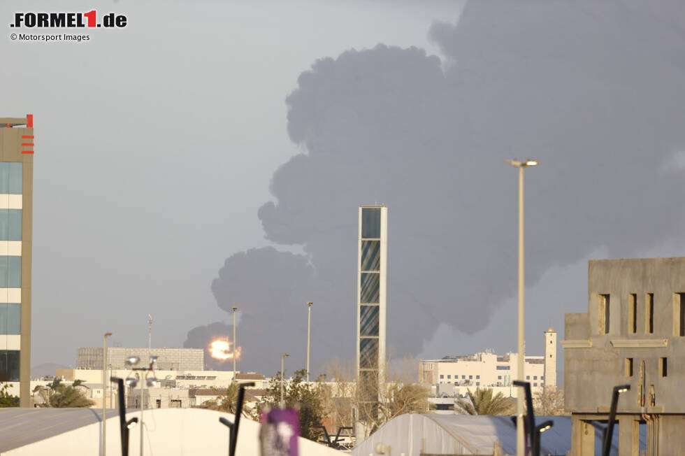 Foto zur News: Rauchwolke in der Nähe der Rennstrecke in Dschidda