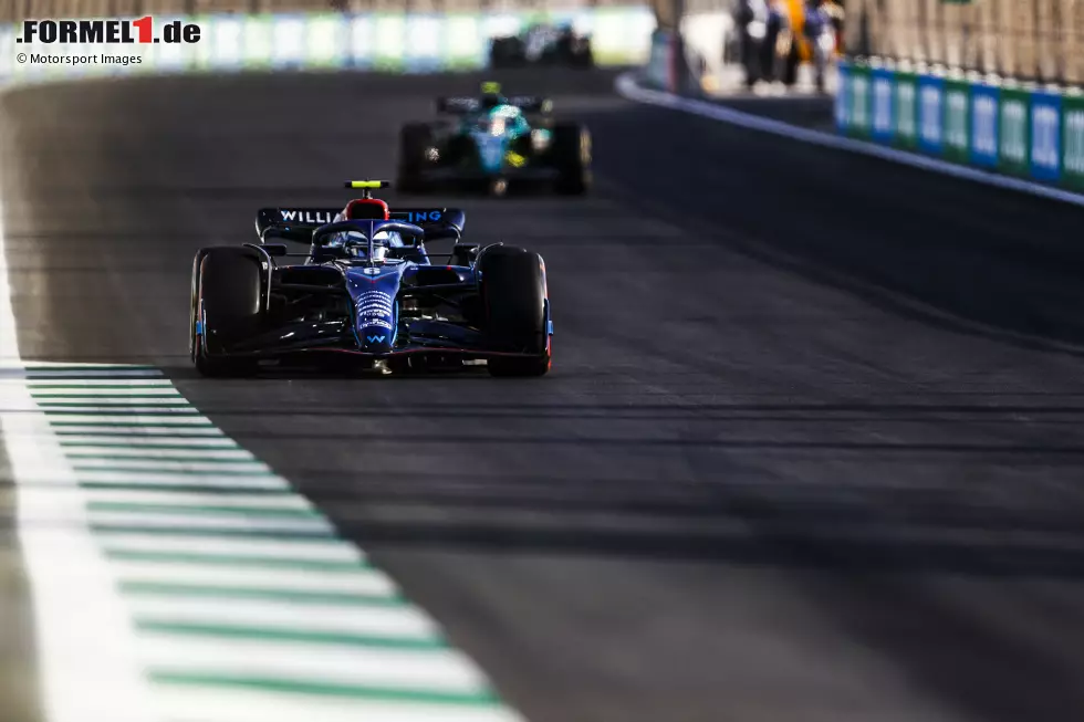 Foto zur News: Nicholas Latifi (Williams) und Nico Hülkenberg (Aston Martin)