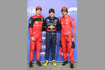 Foto zur News: Charles Leclerc (Ferrari), Sergio Perez (Red Bull) und Carlos Sainz (Ferrari)