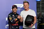 Foto zur News: Sergio Perez (Red Bull) mit Gordon Ramsay