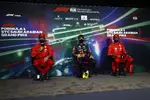 Foto zur News: Charles Leclerc (Ferrari), Sergio Perez (Red Bull) und Carlos Sainz (Ferrari)