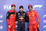 Foto zur News: Charles Leclerc (Ferrari), Sergio Perez (Red Bull) und Carlos Sainz (Ferrari)