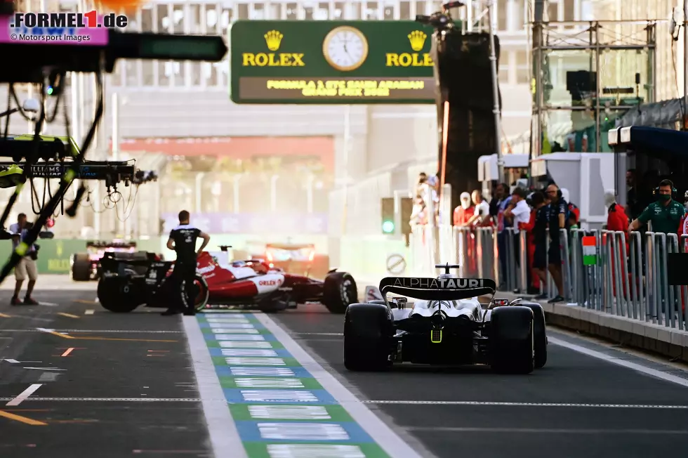 Foto zur News: Pierre Gasly (AlphaTauri) und Valtteri Bottas (Alfa Romeo)