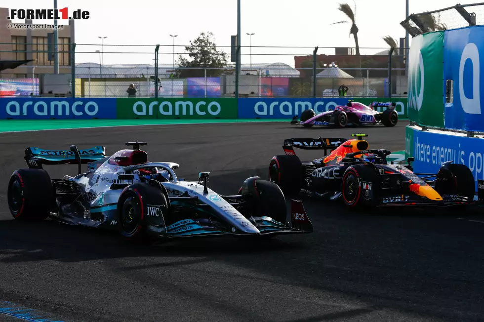 Foto zur News: George Russell (Mercedes), Sergio Perez (Red Bull) und Esteban Ocon (Alpine)