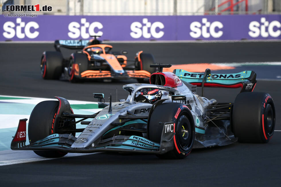 Foto zur News: George Russell (Mercedes) und Daniel Ricciardo (McLaren)
