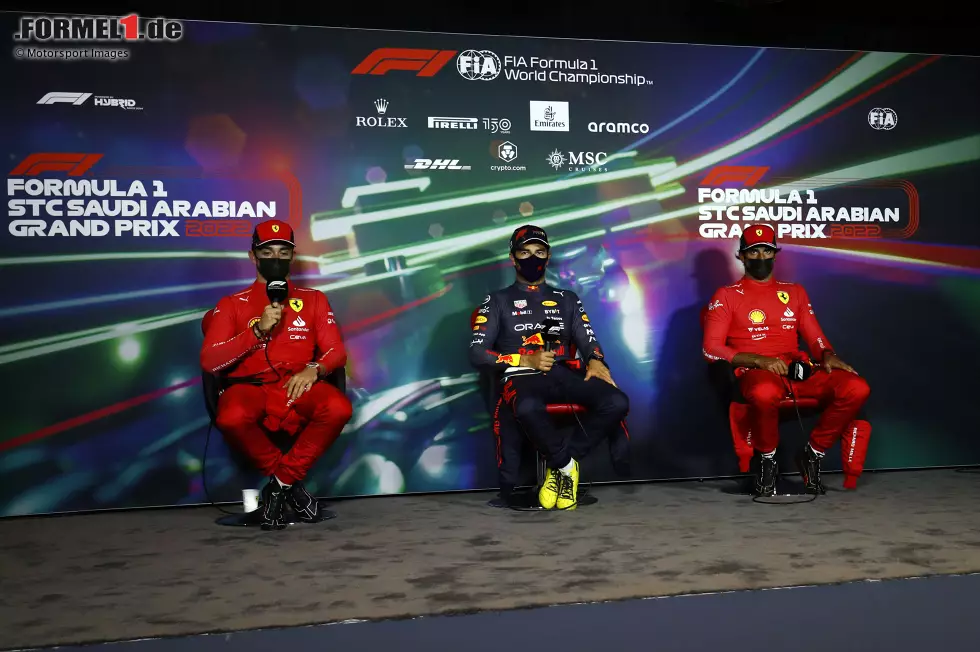 Foto zur News: Charles Leclerc (Ferrari), Sergio Perez (Red Bull) und Carlos Sainz (Ferrari)