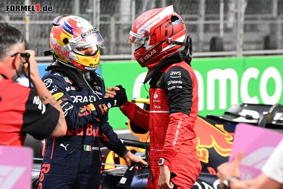 Foto zur News: Charles Leclerc (Ferrari) und Sergio Perez (Red Bull)