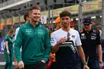 Foto zur News: Nico Hülkenberg (Aston Martin) und Pierre Gasly (AlphaTauri)