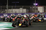 Foto zur News: Sergio Perez (Red Bull), Charles Leclerc (Ferrari), Max Verstappen (Red Bull) und Carlos Sainz (Ferrari)