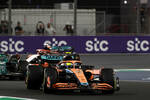 Foto zur News: Lando Norris (McLaren), Lance Stroll (Aston Martin) und Daniel Ricciardo (McLaren)