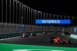 Foto zur News: Carlos Sainz (Ferrari), Esteban Ocon (Alpine) und George Russell (Mercedes)