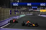 Foto zur News: Max Verstappen (Red Bull) und Charles Leclerc (Ferrari)