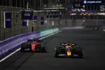 Foto zur News: Max Verstappen (Red Bull) und Charles Leclerc (Ferrari)