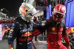 Foto zur News: Max Verstappen (Red Bull) und Charles Leclerc (Ferrari)