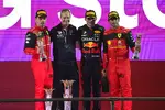 Foto zur News: Charles Leclerc (Ferrari), Max Verstappen (Red Bull) und Carlos Sainz (Ferrari)