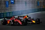 Foto zur News: Charles Leclerc (Ferrari) und Max Verstappen (Red Bull)