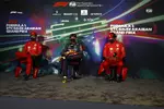 Foto zur News: Charles Leclerc (Ferrari), Max Verstappen (Red Bull) und Carlos Sainz (Ferrari)