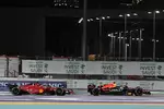 Foto zur News: Max Verstappen (Red Bull) und Charles Leclerc (Ferrari)