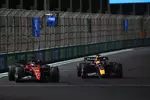 Foto zur News: Charles Leclerc (Ferrari) und Max Verstappen (Red Bull)