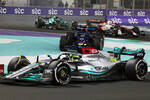 Foto zur News: Alexander Albon (Williams) und Lewis Hamilton (Mercedes)