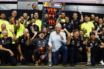 Foto zur News: Adrian Newey, Max Verstappen (Red Bull), Helmut Marko, Christian Horner und Sergio Perez (Red Bull)