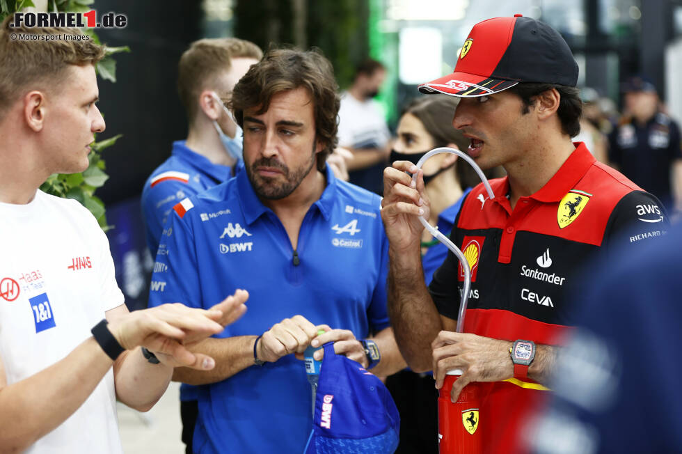 Foto zur News: Mick Schumacher (Haas), Fernando Alonso (Alpine) und Carlos Sainz (Ferrari)