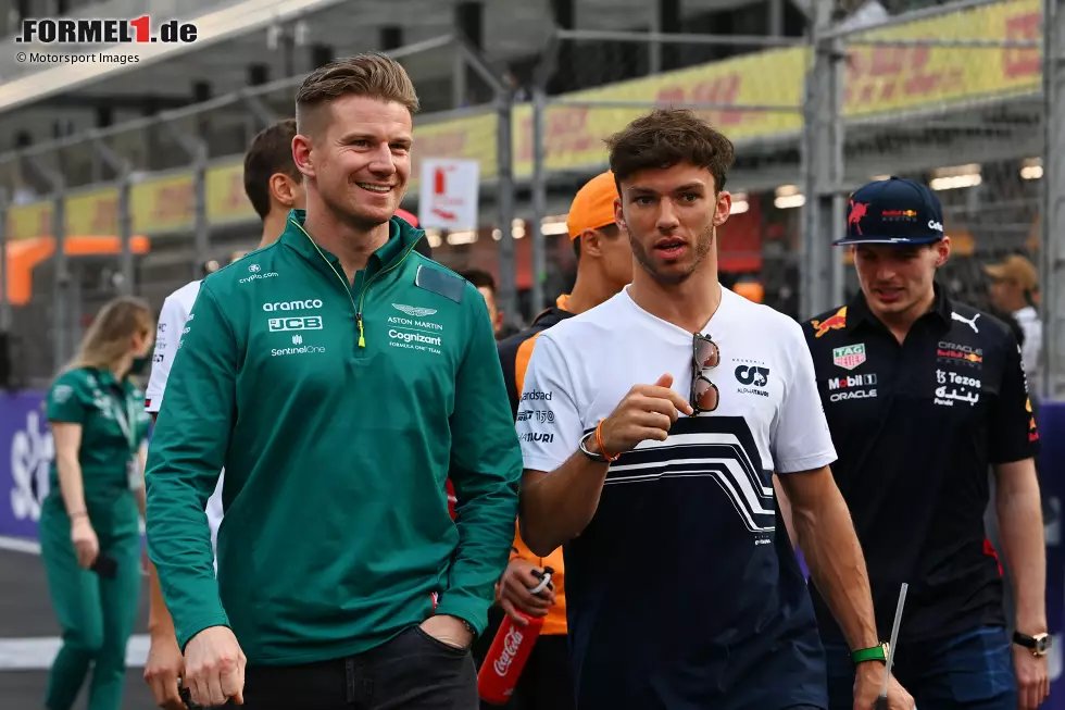 Foto zur News: Nico Hülkenberg (Aston Martin) und Pierre Gasly (AlphaTauri)