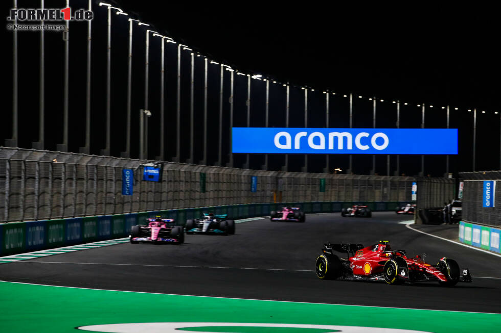 Foto zur News: Carlos Sainz (Ferrari), Esteban Ocon (Alpine) und George Russell (Mercedes)
