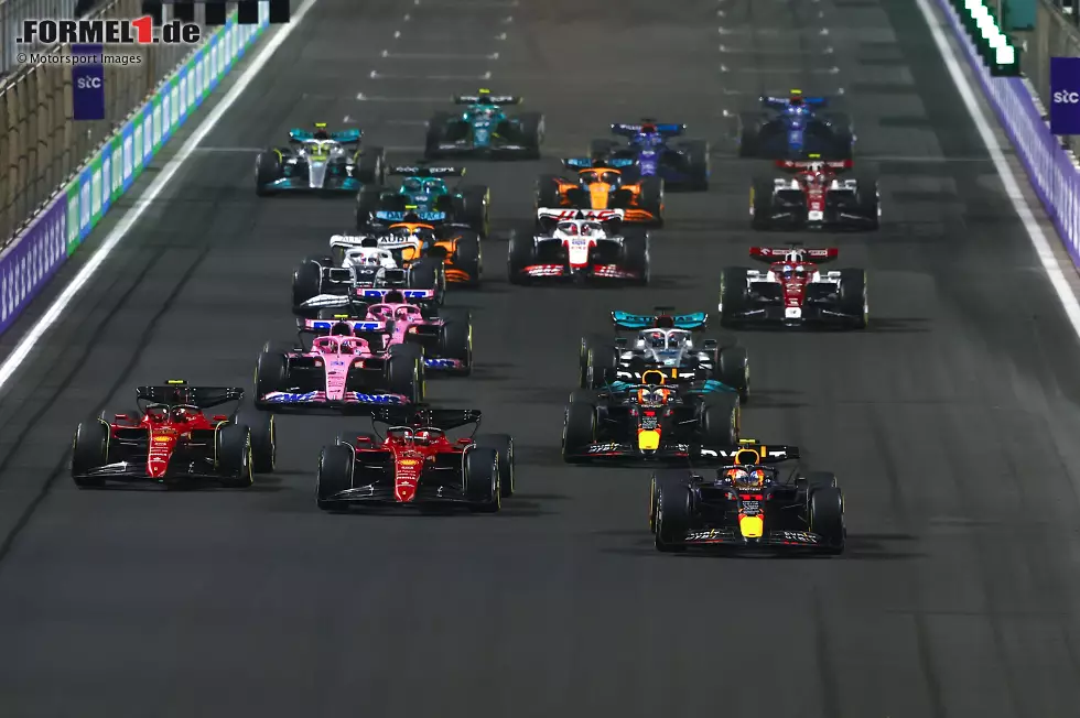 Foto zur News: Sergio Perez (Red Bull), Charles Leclerc (Ferrari), Max Verstappen (Red Bull) und Carlos Sainz (Ferrari)