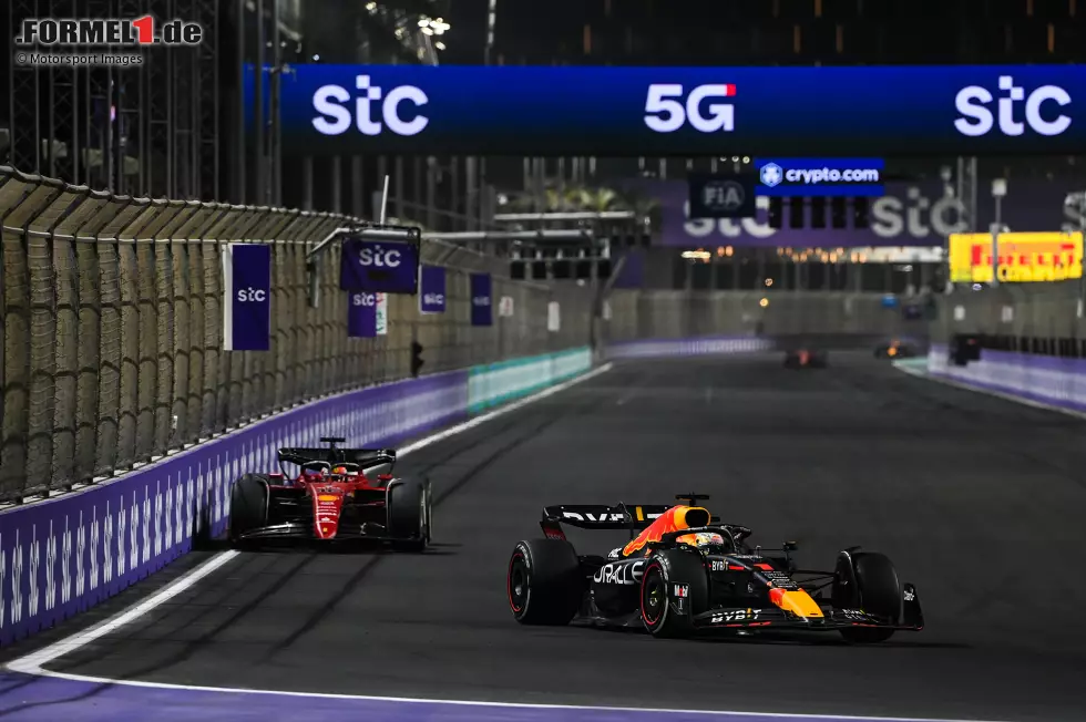 Foto zur News: Max Verstappen (Red Bull) und Charles Leclerc (Ferrari)