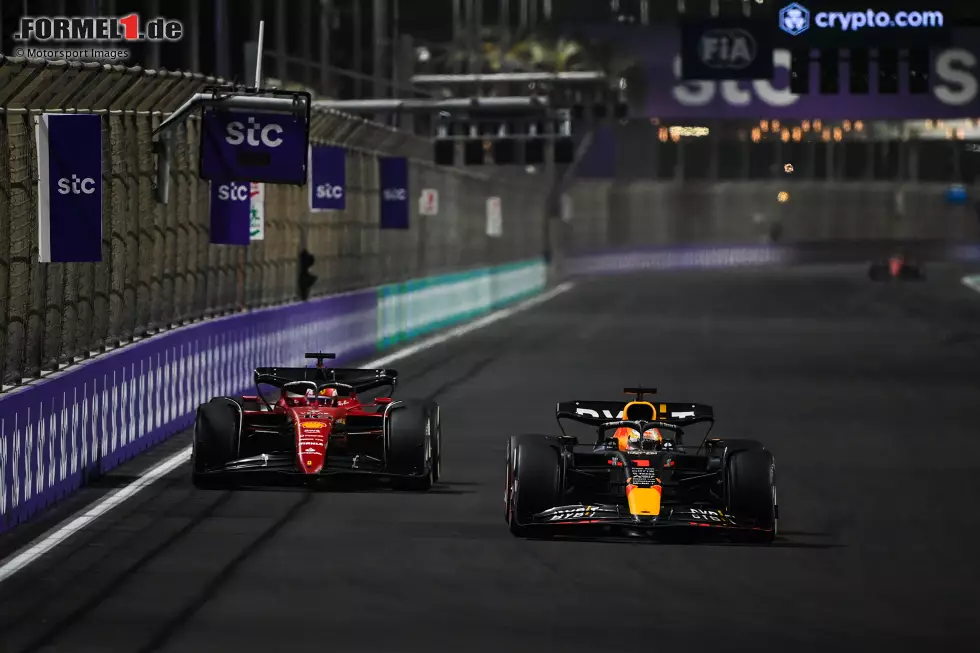 Foto zur News: Max Verstappen (Red Bull) und Charles Leclerc (Ferrari)