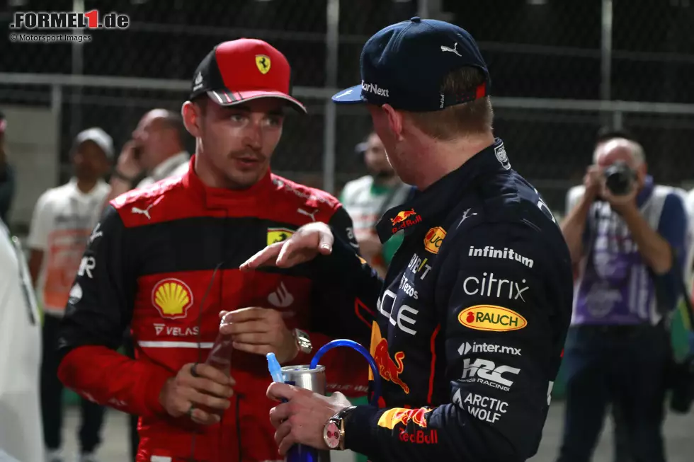 Foto zur News: Max Verstappen (Red Bull) und Charles Leclerc (Ferrari)