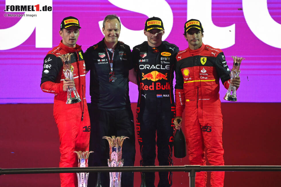 Foto zur News: Charles Leclerc (Ferrari), Max Verstappen (Red Bull) und Carlos Sainz (Ferrari)