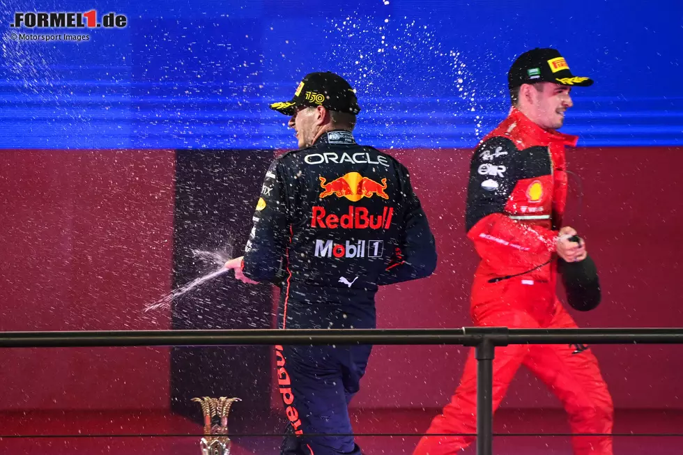 Foto zur News: Max Verstappen (Red Bull) und Charles Leclerc (Ferrari)