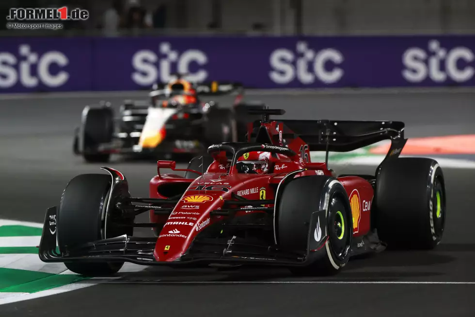 Foto zur News: Charles Leclerc (Ferrari) und Max Verstappen (Red Bull)